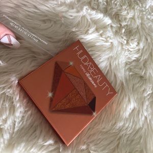 Huda Beauty Topaz Obsessions 9 Pan Palette